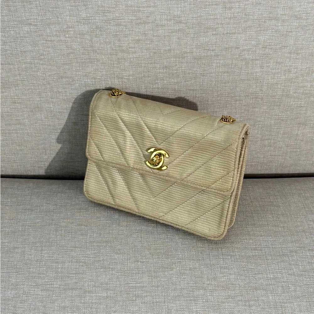 CHANEL Ivory Chevron Leather Mini Flap Bag GHW - Picture 4 of 17